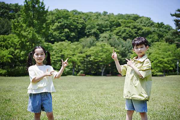 포토 JPG 주간 공원 여자 남자 어린이 남매 미소 소녀 소년 잔디 상반신 야외 두명 앞모습 아웃포커스 여름 한국인 가리킴 즐거움 어린이만 동심 국내포토 자연요소 식물 계절 공공시설 감정 뷰포인트 가족 촬영기법 표정 사람 동양인 손짓 파일형식