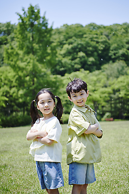 포토 JPG 주간 공원 여자 남자 어린이 남매 미소 소녀 소년 잔디 상반신 야외 두명 옆모습 아웃포커스 여름 팔짱 한국인 등맞대기 즐거움 어린이만 동심 국내포토 자연요소 식물 계절 공공시설 감정 뷰포인트 가족 모션 촬영기법 표정 사람 동양인 파일형식