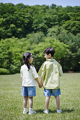 포토 JPG 주간 전신 공원 여자 남자 어린이 양갈래머리 서기 소녀 소년 잔디 야외 두명 뒷모습 아웃포커스 여름 마주보기 손잡기 다정 한국인 즐거움 어린이만 동심 국내포토 자연요소 식물 헤어스타일 계절 공공시설 감정 뷰포인트 컨셉 모션 촬영기법 사람 동양인 파일형식