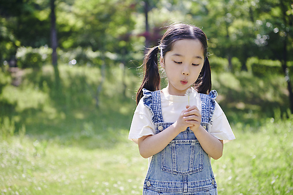 포토 JPG 주간 공원 여자 어린이 양갈래머리 한명 들기 소녀 잔디 상반신 야외 앞모습 아웃포커스 여름 한국인 불기 멜빵 즐거움 민들레홀씨 소녀한명만 동심 국내포토 자연요소 식물 1 헤어스타일 잡화 계절 공공시설 감정 뷰포인트 모션 촬영기법 사람 동양인 민들레 여자한명만 소녀만 파일형식