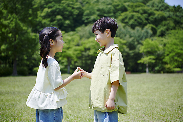포토 JPG 주간 공원 여자 남자 어린이 양갈래머리 미소 소녀 소년 잔디 상반신 야외 두명 옆모습 아웃포커스 여름 마주보기 손잡기 한국인 즐거움 약속 새끼손가락 어린이만 걸기 동심 국내포토 자연요소 식물 헤어스타일 계절 공공시설 감정 뷰포인트 모션 촬영기법 표정 사람 동양인 파일형식