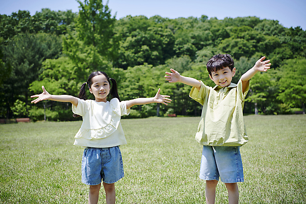 포토 JPG 주간 공원 여자 남자 어린이 양갈래머리 팔벌리기 미소 소녀 소년 잔디 상반신 야외 두명 앞모습 아웃포커스 여름 한국인 즐거움 어린이만 동심 국내포토 자연요소 식물 헤어스타일 계절 공공시설 감정 뷰포인트 모션 촬영기법 표정 사람 동양인 파일형식
