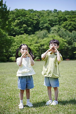 포토 JPG 주간 전신 공원 여자 남자 어린이 남매 서기 손짓 소녀 소년 잔디 야외 두명 앞모습 아웃포커스 여름 외침 한국인 즐거움 어린이만 동심 국내포토 자연요소 식물 계절 공공시설 감정 뷰포인트 가족 모션 촬영기법 사람 동양인 소리 파일형식