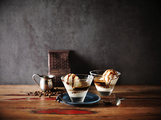 포토 JPG 커피 아이스크림 실내 사람없음 숟가락 달콤 커피잔 나무탁자 아포카토 맛있는 국내포토 음료 탁자 디저트 잔 수저 내부 맛 파일형식