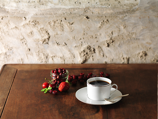 포토 JPG 커피 딸기 유리병 실내 사람없음 숟가락 커피잔 산딸기 나무탁자 맛있는 국내포토 음료 과일 탁자 병_용기 잔 수저 내부 파일형식