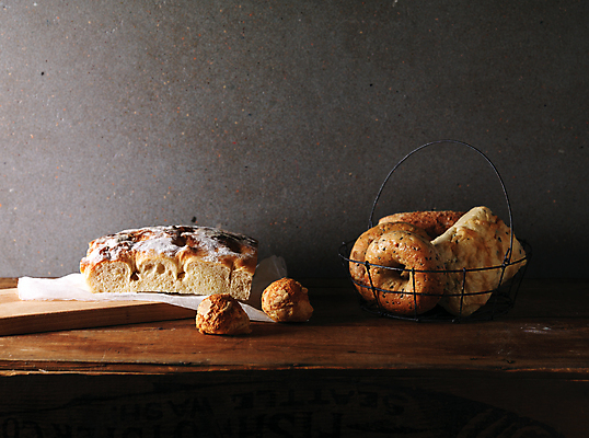 포토 JPG 스튜디오촬영 빵 디저트 사람없음 담기 베이글 나무탁자 스콘 철제바구니 맛있는 국내포토 음식 모션 탁자 실내 바구니 파일형식