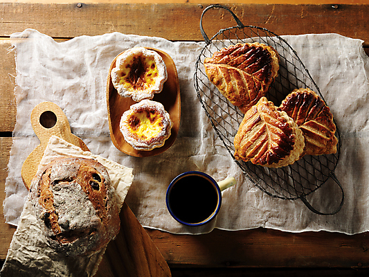 포토 JPG 커피 빵 실내 사람없음 하이앵글 천 호밀빵 나무도마 나무탁자 스콘 에그타르트 맛있는 나무배경 식힘망 사워도우 국내포토 음료 음식 뷰포인트 백그라운드 탁자 도마 내부 목재 주방도구 직물 제빵도구 타르트 파일형식