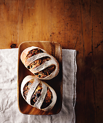 포토 JPG 스튜디오촬영 빵 사람없음 하이앵글 천 호밀빵 나무접시 맛있는 국내포토 접시 음식 뷰포인트 실내 직물 파일형식