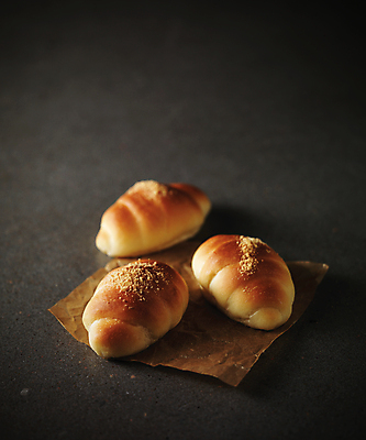 포토 JPG 스튜디오촬영 빵 사람없음 세개 종이호일 맛있는 소금빵 국내포토 음식 실내 3 파일형식
