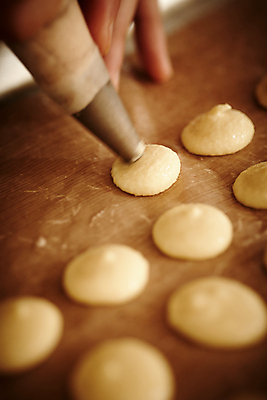 포토 JPG 손가락 실내 신체부위 제과 작업 소프트포커스 반죽 제빵 짜기 짤주머니 맛있는 국내포토 손 모션 촬영기법 사람 내부 제과제빵 제빵도구 파일형식