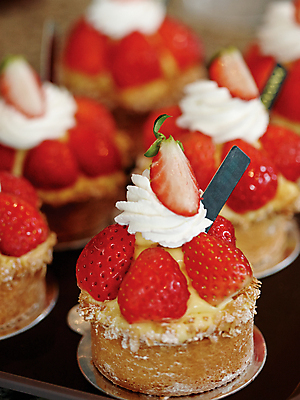 포토 JPG 딸기 디저트 실내 사람없음 아웃포커스 달콤 생크림 딸기타르트 타르트 맛있는 국내포토 음식 빵 과일 촬영기법 내부 맛 크림 파이_빵 파일형식