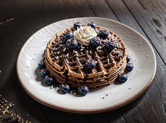 JPG 편집이미지 접시 디저트 실내 사람없음 원형 생크림 블루베리 토핑 와플 나무탁자 초코시럽 편집실사 AI포토 AI콘텐츠 도형 식기 음식 과일 탁자 내부 초콜릿 크림 CG 시럽 파일형식