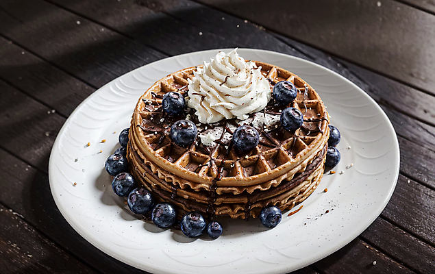 JPG 편집이미지 접시 디저트 실내 사람없음 원형 생크림 블루베리 토핑 와플 나무탁자 초코시럽 편집실사 AI포토 AI콘텐츠 도형 식기 음식 과일 탁자 내부 초콜릿 크림 CG 시럽 파일형식