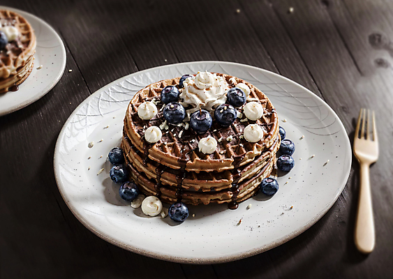 JPG 편집이미지 접시 포크 디저트 실내 사람없음 원형 생크림 블루베리 토핑 와플 나무탁자 초코시럽 편집실사 AI포토 AI콘텐츠 도형 식기 음식 과일 탁자 내부 초콜릿 크림 CG 시럽 파일형식