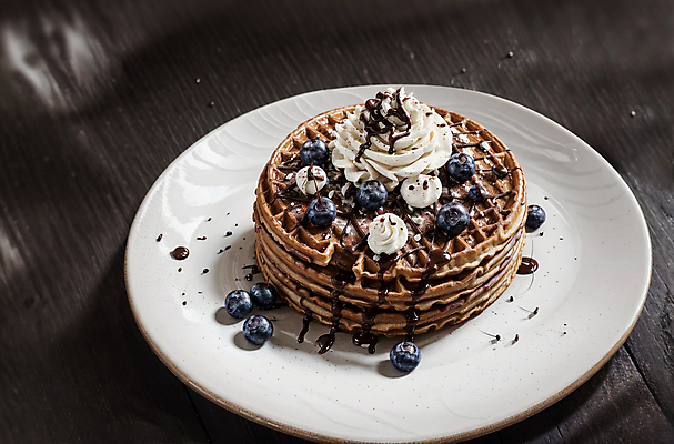 JPG 편집이미지 접시 디저트 실내 사람없음 원형 생크림 블루베리 토핑 와플 나무탁자 초코시럽 편집실사 AI포토 AI콘텐츠 도형 식기 음식 과일 탁자 내부 초콜릿 크림 CG 시럽 파일형식