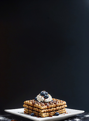 JPG 편집이미지 접시 디저트 실내 사람없음 사각형 생크림 블루베리 토핑 와플 메이플시럽 카피스페이스 편집실사 AI포토 AI콘텐츠 도형 식기 음식 과일 내부 공백 크림 CG 시럽 파일형식