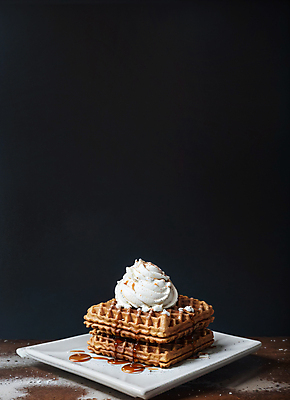 JPG 편집이미지 접시 디저트 실내 사람없음 사각형 생크림 토핑 와플 메이플시럽 카피스페이스 편집실사 AI포토 AI콘텐츠 도형 식기 음식 내부 공백 크림 CG 시럽 파일형식