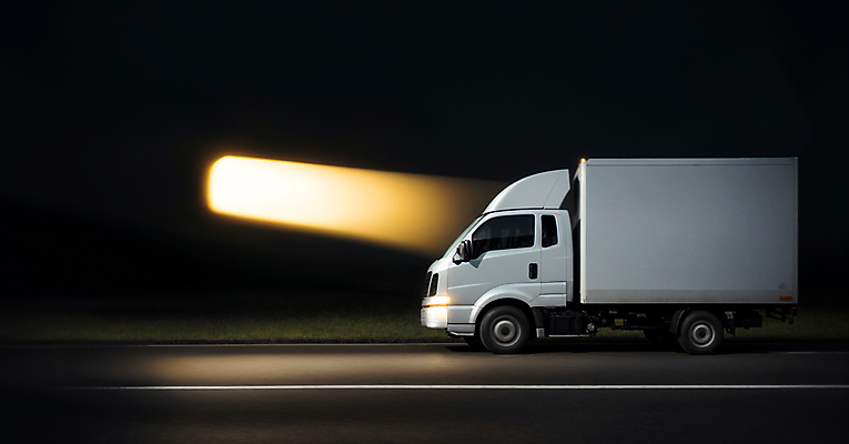 JPG 편집이미지 도로 사람없음 야외 빛 야간 배송 디지털합성 택배 물류 편집소스 새벽배송 탑차 편집실사 AI포토 AI콘텐츠 자연요소 길 교통시설 트럭 운송업 CG 파일형식