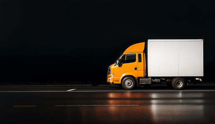 JPG 편집이미지 도로 사람없음 야외 반사 야간 배송 디지털합성 택배 물류 편집소스 새벽배송 탑차 편집실사 AI포토 AI콘텐츠 자연요소 길 교통시설 트럭 운송업 CG 파일형식