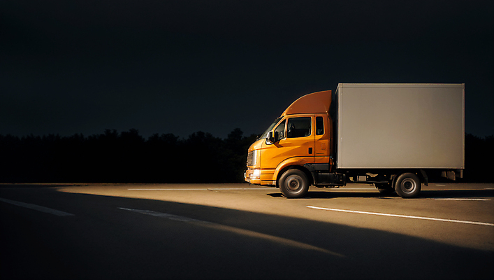 JPG 편집이미지 도로 사람없음 야외 빛 야간 배송 디지털합성 택배 물류 편집소스 새벽배송 탑차 편집실사 AI포토 AI콘텐츠 자연요소 길 교통시설 트럭 운송업 CG 파일형식