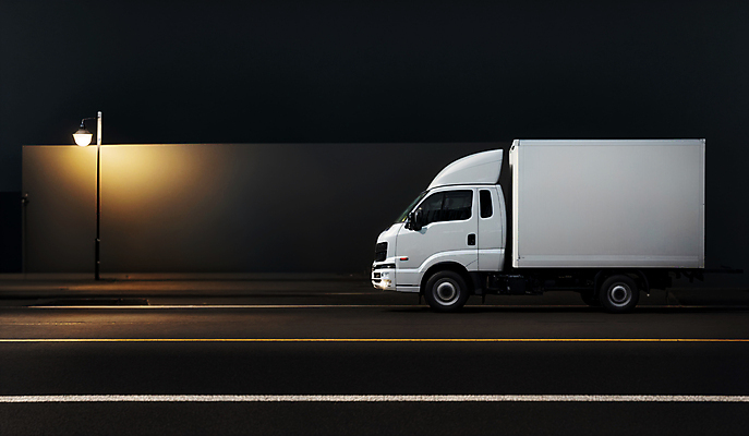 JPG 편집이미지 도로 가로등 사람없음 야외 빛 야간 배송 디지털합성 택배 물류 편집소스 새벽배송 탑차 편집실사 AI포토 AI콘텐츠 자연요소 공공시설 길 교통시설 트럭 운송업 CG 파일형식