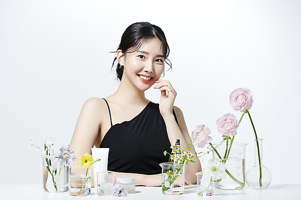 포토 JPG 스튜디오촬영 여자 꽃 유리병 한명 미소 손짓 상반신 20대 성인 앞모습 뷰티 한국인 비커 의료성형뷰티 성인여자한명만 국내포토 식물 1 뷰포인트 모션 병_용기 실내 표정 실험기구 사람 동양인 청년 여자한명만 성인여자만 파일형식