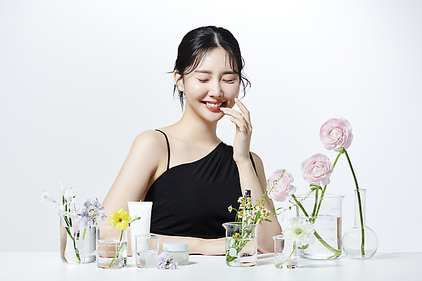 포토 JPG 스튜디오촬영 여자 꽃 유리병 한명 미소 손짓 상반신 20대 성인 앞모습 뷰티 눈감음 한국인 비커 의료성형뷰티 성인여자한명만 국내포토 식물 1 뷰포인트 모션 병_용기 실내 표정 실험기구 사람 동양인 청년 여자한명만 성인여자만 파일형식