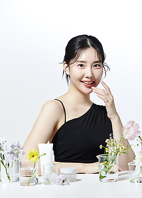 포토 JPG 스튜디오촬영 여자 꽃 유리병 한명 미소 손짓 상반신 20대 성인 앞모습 뷰티 한국인 비커 의료성형뷰티 성인여자한명만 국내포토 식물 1 뷰포인트 모션 병_용기 실내 표정 실험기구 사람 동양인 청년 여자한명만 성인여자만 파일형식