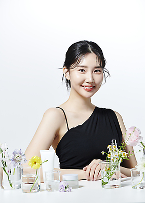 포토 JPG 스튜디오촬영 여자 꽃 유리병 한명 미소 상반신 20대 성인 앞모습 뷰티 한국인 비커 의료성형뷰티 성인여자한명만 국내포토 식물 1 뷰포인트 병_용기 실내 표정 실험기구 사람 동양인 청년 여자한명만 성인여자만 파일형식