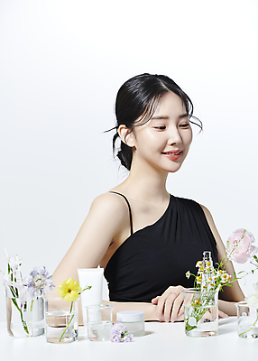 포토 JPG 스튜디오촬영 여자 꽃 유리병 한명 미소 상반신 20대 성인 옆모습 뷰티 한국인 비커 의료성형뷰티 성인여자한명만 내려보기 국내포토 식물 1 뷰포인트 모션 병_용기 실내 표정 실험기구 사람 동양인 청년 여자한명만 성인여자만 파일형식