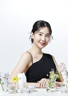 포토 JPG 스튜디오촬영 여자 꽃 유리병 한명 미소 상반신 20대 성인 앞모습 뷰티 한국인 비커 의료성형뷰티 성인여자한명만 국내포토 식물 1 뷰포인트 병_용기 실내 표정 실험기구 사람 동양인 청년 여자한명만 성인여자만 파일형식