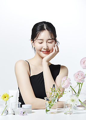 포토 JPG 스튜디오촬영 여자 꽃 유리병 한명 미소 상반신 20대 성인 앞모습 뷰티 눈감음 턱괴기 한국인 비커 의료성형뷰티 성인여자한명만 국내포토 식물 1 뷰포인트 모션 병_용기 실내 표정 실험기구 사람 동양인 청년 여자한명만 성인여자만 파일형식