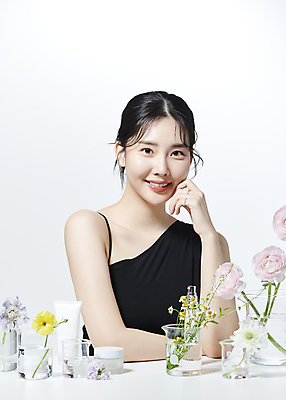 포토 JPG 스튜디오촬영 여자 꽃 유리병 한명 미소 상반신 20대 성인 앞모습 뷰티 턱괴기 한국인 비커 의료성형뷰티 성인여자한명만 국내포토 식물 1 뷰포인트 모션 병_용기 실내 표정 실험기구 사람 동양인 청년 여자한명만 성인여자만 파일형식