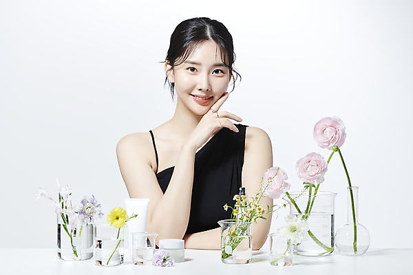 포토 JPG 스튜디오촬영 여자 꽃 유리병 한명 미소 상반신 20대 성인 앞모습 뷰티 턱괴기 한국인 비커 의료성형뷰티 성인여자한명만 국내포토 식물 1 뷰포인트 모션 병_용기 실내 표정 실험기구 사람 동양인 청년 여자한명만 성인여자만 파일형식