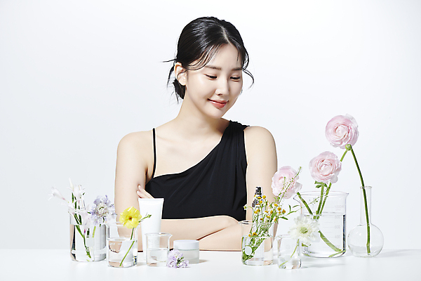 포토 JPG 스튜디오촬영 여자 꽃 유리병 한명 미소 상반신 20대 성인 앞모습 뷰티 팔짱 한국인 비커 의료성형뷰티 성인여자한명만 내려보기 국내포토 식물 1 뷰포인트 모션 병_용기 실내 표정 실험기구 사람 동양인 청년 여자한명만 성인여자만 파일형식