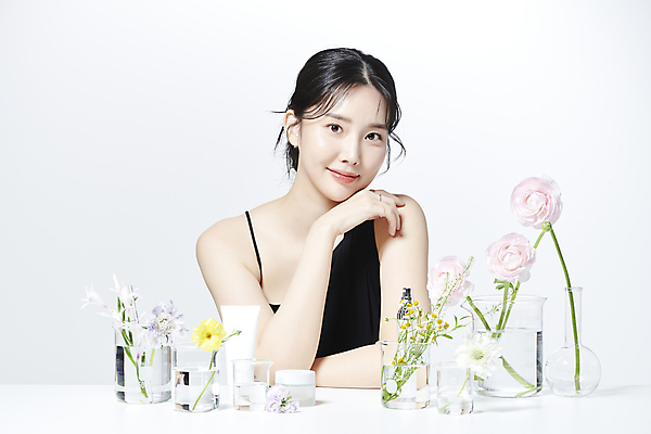 포토 JPG 스튜디오촬영 여자 꽃 유리병 한명 미소 상반신 20대 성인 앞모습 뷰티 턱괴기 한국인 비커 의료성형뷰티 성인여자한명만 국내포토 식물 1 뷰포인트 모션 병_용기 실내 표정 실험기구 사람 동양인 청년 여자한명만 성인여자만 파일형식