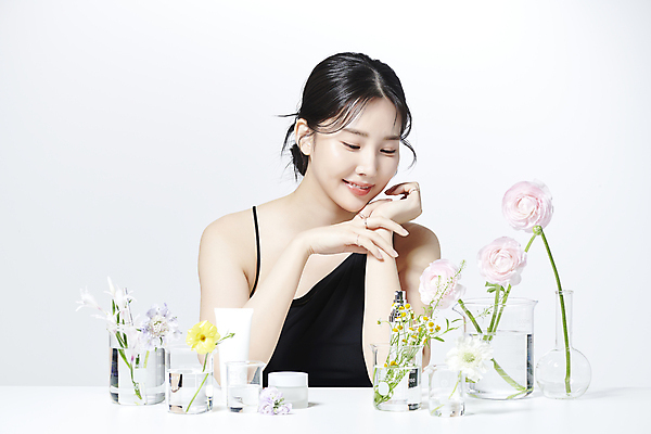 포토 JPG 스튜디오촬영 여자 꽃 유리병 한명 미소 손짓 상반신 20대 성인 앞모습 뷰티 한국인 비커 의료성형뷰티 성인여자한명만 내려보기 국내포토 식물 1 뷰포인트 모션 병_용기 실내 표정 실험기구 사람 동양인 청년 여자한명만 성인여자만 파일형식