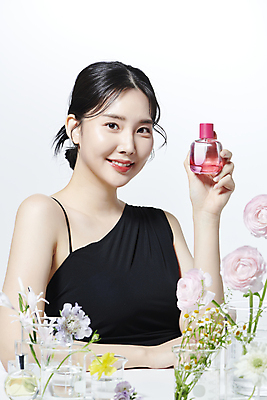 포토 JPG 스튜디오촬영 여자 꽃 유리병 한명 미소 들기 상반신 20대 성인 옆모습 뷰티 화장품 한국인 비커 의료성형뷰티 성인여자한명만 국내포토 식물 1 뷰포인트 모션 병_용기 실내 표정 실험기구 사람 동양인 청년 여자한명만 성인여자만 파일형식