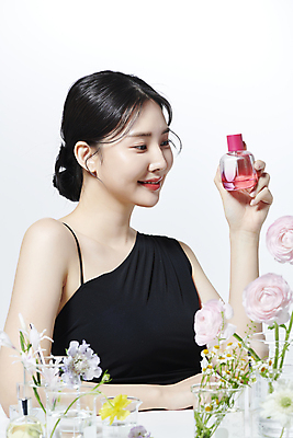 포토 JPG 스튜디오촬영 응시 여자 꽃 유리병 한명 미소 들기 상반신 20대 성인 옆모습 뷰티 화장품 한국인 비커 의료성형뷰티 성인여자한명만 국내포토 식물 1 시선 뷰포인트 모션 병_용기 실내 표정 실험기구 사람 동양인 청년 여자한명만 성인여자만 파일형식