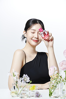 포토 JPG 스튜디오촬영 여자 꽃 유리병 한명 미소 들기 상반신 20대 성인 옆모습 뷰티 눈감음 화장품 한국인 가림 비커 얼굴가리기 의료성형뷰티 성인여자한명만 국내포토 식물 1 뷰포인트 모션 병_용기 실내 표정 실험기구 사람 동양인 청년 여자한명만 성인여자만 파일형식