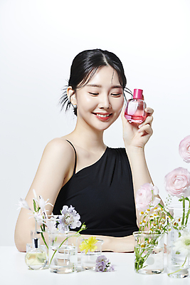 포토 JPG 스튜디오촬영 여자 꽃 유리병 한명 미소 들기 상반신 20대 성인 옆모습 뷰티 화장품 한국인 비커 의료성형뷰티 성인여자한명만 내려보기 국내포토 식물 1 뷰포인트 모션 병_용기 실내 표정 실험기구 사람 동양인 청년 여자한명만 성인여자만 파일형식
