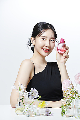 포토 JPG 스튜디오촬영 여자 꽃 유리병 한명 미소 들기 상반신 20대 성인 옆모습 뷰티 화장품 한국인 비커 의료성형뷰티 성인여자한명만 국내포토 식물 1 뷰포인트 모션 병_용기 실내 표정 실험기구 사람 동양인 청년 여자한명만 성인여자만 파일형식