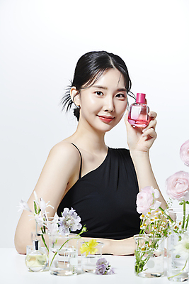 포토 JPG 스튜디오촬영 여자 꽃 유리병 한명 미소 들기 상반신 20대 성인 옆모습 뷰티 화장품 한국인 비커 의료성형뷰티 성인여자한명만 국내포토 식물 1 뷰포인트 모션 병_용기 실내 표정 실험기구 사람 동양인 청년 여자한명만 성인여자만 파일형식