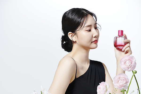 포토 JPG 스튜디오촬영 응시 여자 꽃 유리병 한명 미소 들기 상반신 20대 성인 옆모습 뷰티 화장품 한국인 비커 의료성형뷰티 성인여자한명만 국내포토 식물 1 시선 뷰포인트 모션 병_용기 실내 표정 실험기구 사람 동양인 청년 여자한명만 성인여자만 파일형식