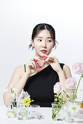 포토 JPG 스튜디오촬영 응시 여자 꽃 유리병 한명 들기 상반신 20대 성인 앞모습 뷰티 화장품 한국인 비커 곁눈질 의료성형뷰티 성인여자한명만 국내포토 식물 1 시선 뷰포인트 모션 병_용기 실내 실험기구 사람 동양인 청년 여자한명만 성인여자만 파일형식