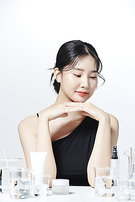 포토 JPG 스튜디오촬영 여자 유리병 한명 미소 손짓 상반신 20대 성인 앞모습 뷰티 화장품 한국인 비커 의료성형뷰티 성인여자한명만 내려보기 국내포토 1 뷰포인트 모션 병_용기 실내 표정 실험기구 사람 동양인 청년 여자한명만 성인여자만 파일형식