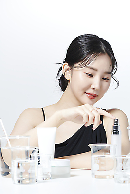 포토 JPG 스튜디오촬영 여자 유리병 한명 미소 상반신 20대 성인 앞모습 뷰티 화장품 한국인 가리킴 비커 의료성형뷰티 성인여자한명만 내려보기 국내포토 1 뷰포인트 모션 병_용기 실내 표정 실험기구 사람 동양인 손짓 청년 여자한명만 성인여자만 파일형식