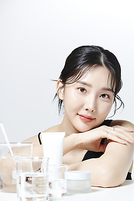 포토 JPG 스튜디오촬영 여자 엎드리기 유리병 한명 미소 상반신 20대 성인 앞모습 뷰티 화장품 한국인 비커 의료성형뷰티 성인여자한명만 국내포토 1 뷰포인트 모션 병_용기 실내 표정 실험기구 사람 동양인 청년 여자한명만 성인여자만 파일형식