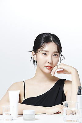 포토 JPG 스튜디오촬영 여자 유리병 무표정 한명 손짓 상반신 20대 성인 앞모습 뷰티 화장품 한국인 비커 의료성형뷰티 성인여자한명만 국내포토 1 감정 뷰포인트 모션 병_용기 실내 표정 실험기구 사람 동양인 청년 여자한명만 성인여자만 파일형식