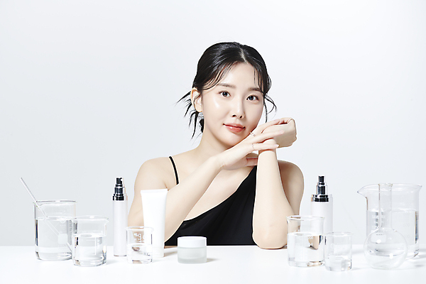 포토 JPG 스튜디오촬영 여자 유리병 한명 미소 손짓 상반신 20대 성인 앞모습 뷰티 화장품 한국인 비커 의료성형뷰티 성인여자한명만 국내포토 1 뷰포인트 모션 병_용기 실내 표정 실험기구 사람 동양인 청년 여자한명만 성인여자만 파일형식